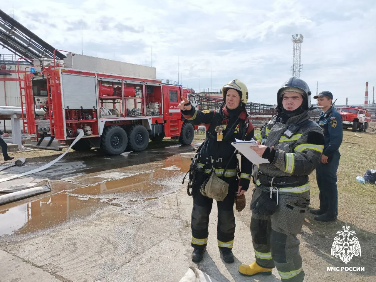 Спасатели локализовали пожар на Ухтинском НПЗ в Коми, где погибли два человека