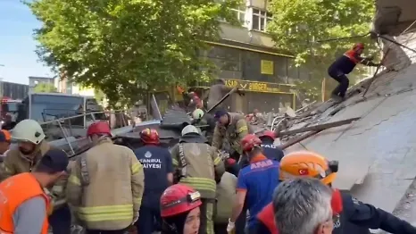 Появилось жуткое видео обрушения огромного здания в Стамбуле