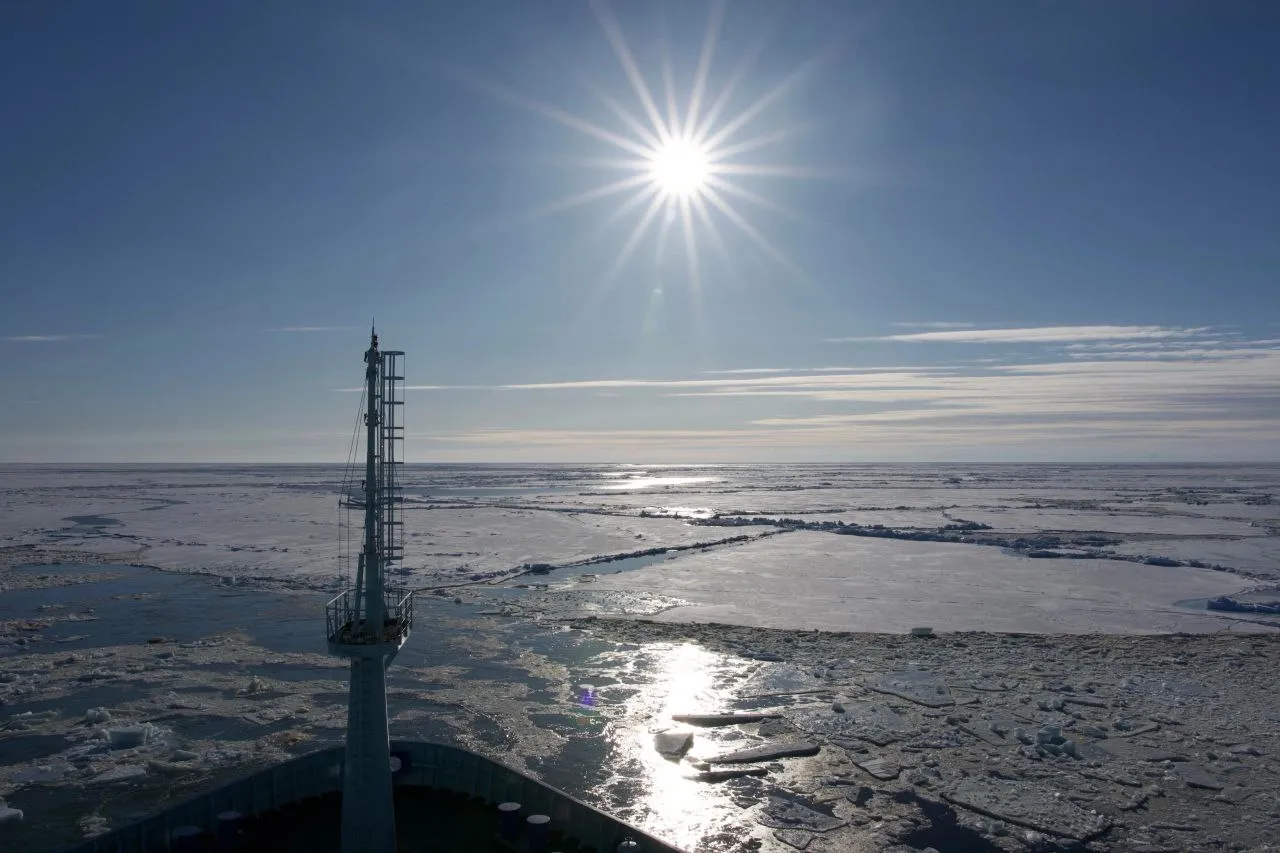 Участники программы Время героев отправились на атомном ледоколе к Северному полюсу