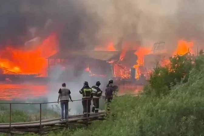 "Сейчас все сгорим тут": Мощный пожар охватил лодочную станцию в Подмосковье