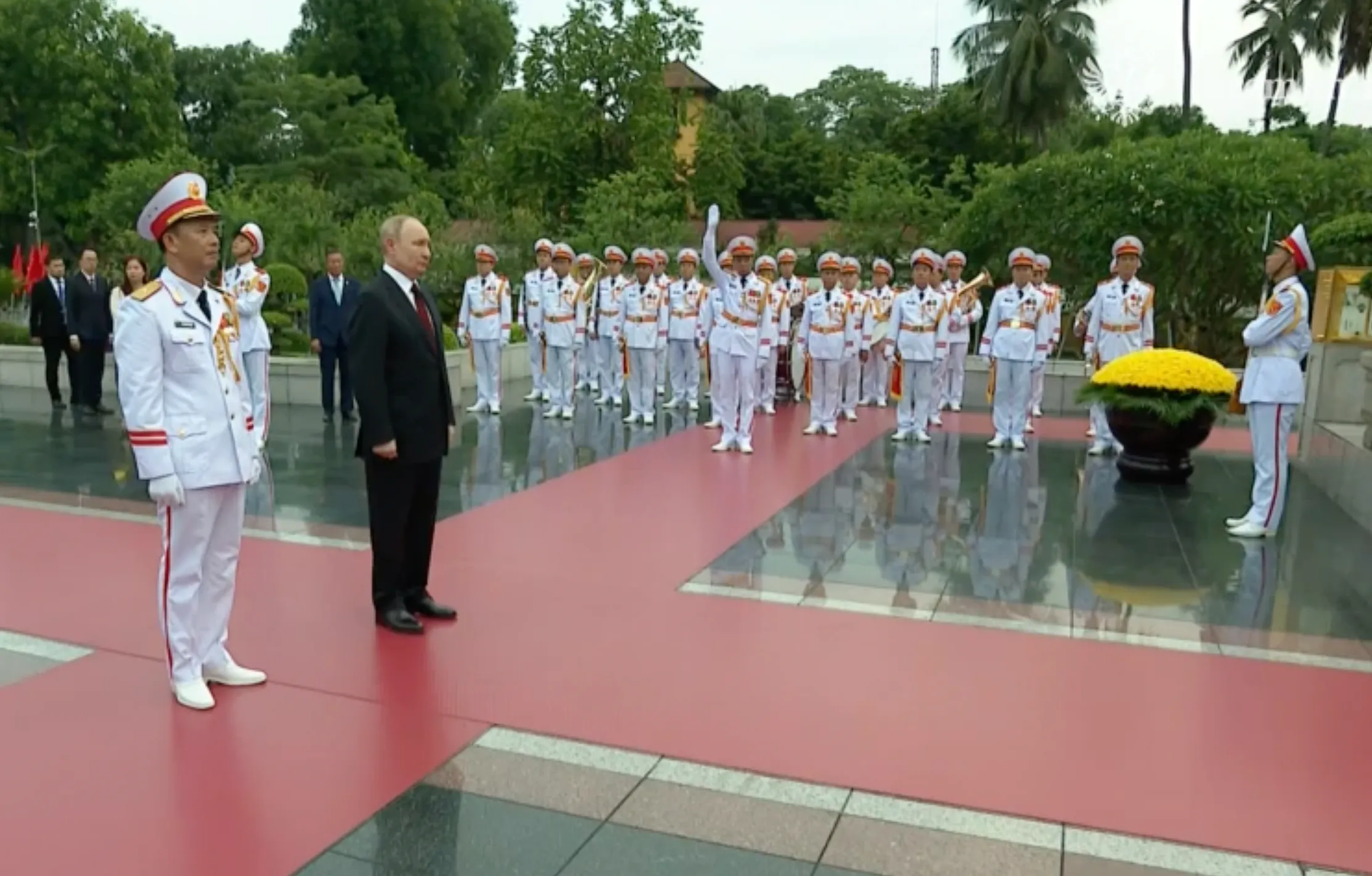 Путин возложил венки к мавзолею Хо Ши Мина и памятнику павшим героям в Ханое 