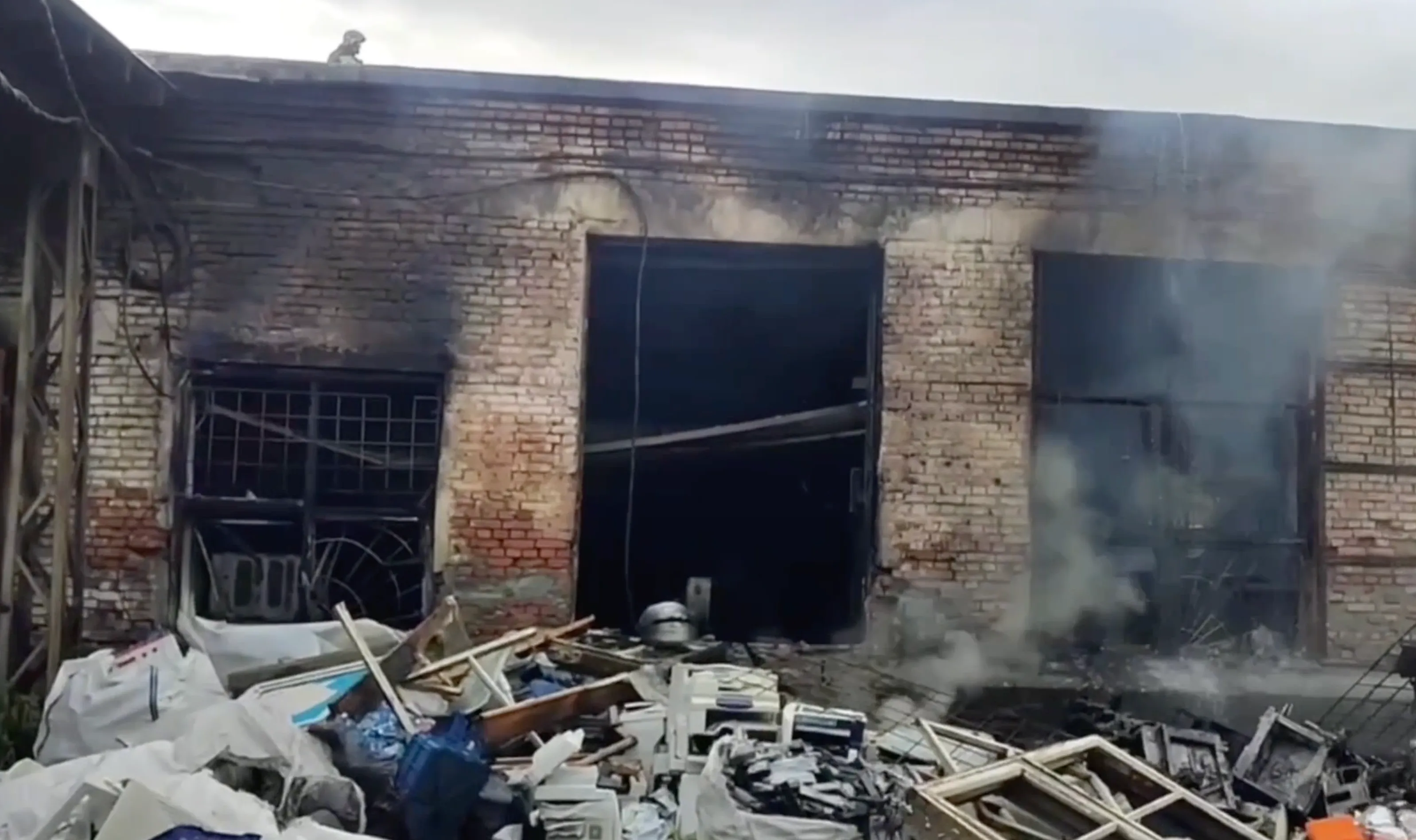 При пожаре на предприятии под Новосибирском погиб человек, ещё шесть пострадали
