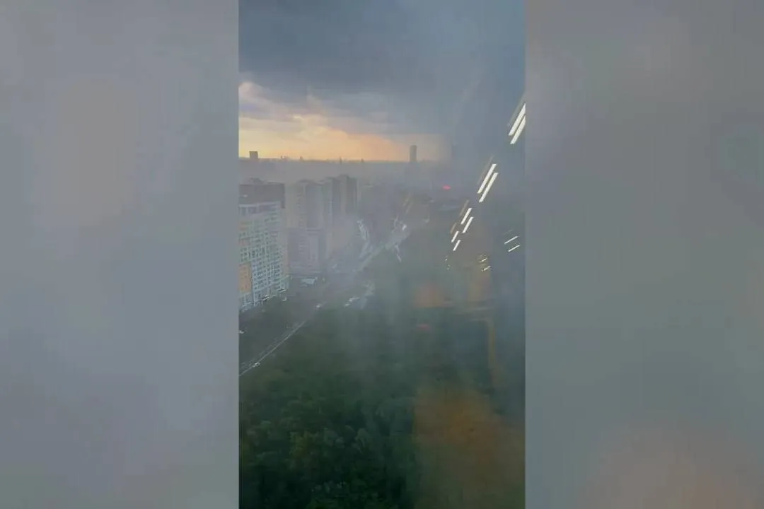 Тьма пришла: Life.ru снял, как мегаливень с ураганом накрыли Москву