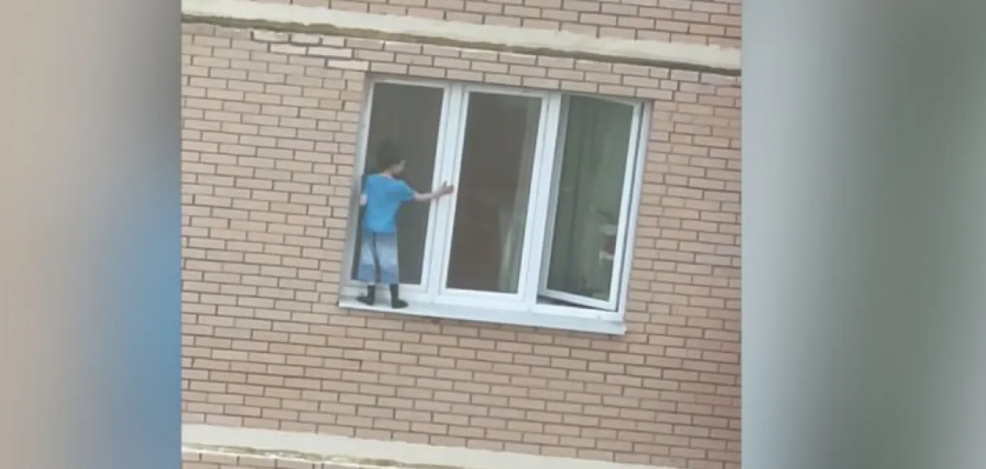 Жители Балашихи сняли на видео, как малыш-эквилибрист с 11-го этажа разгуливает по подоконнику