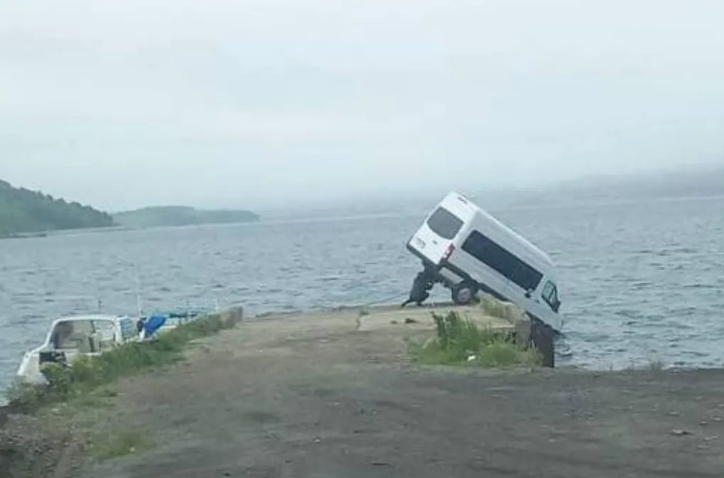 В Приморье микроавтобус с пассажирами чуть не съехал с пирса и завис над морем