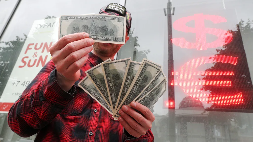 Курс доллара шокирует: стоит ли сейчас покупать валюту