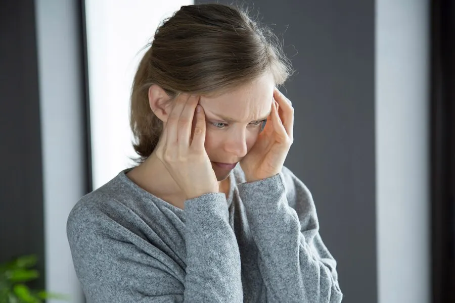 Врач назвал главную причину мигрени у женщин