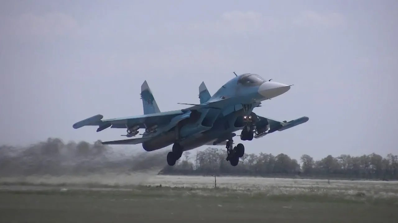 Су-34 нанесли удар планирующими бомбами по замаскированной технике ВСУ