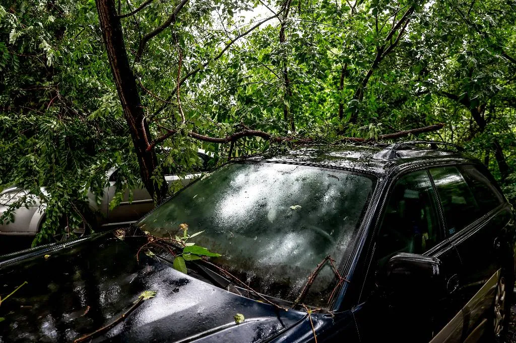 Ураган в Центральной России повредил сотни машин 