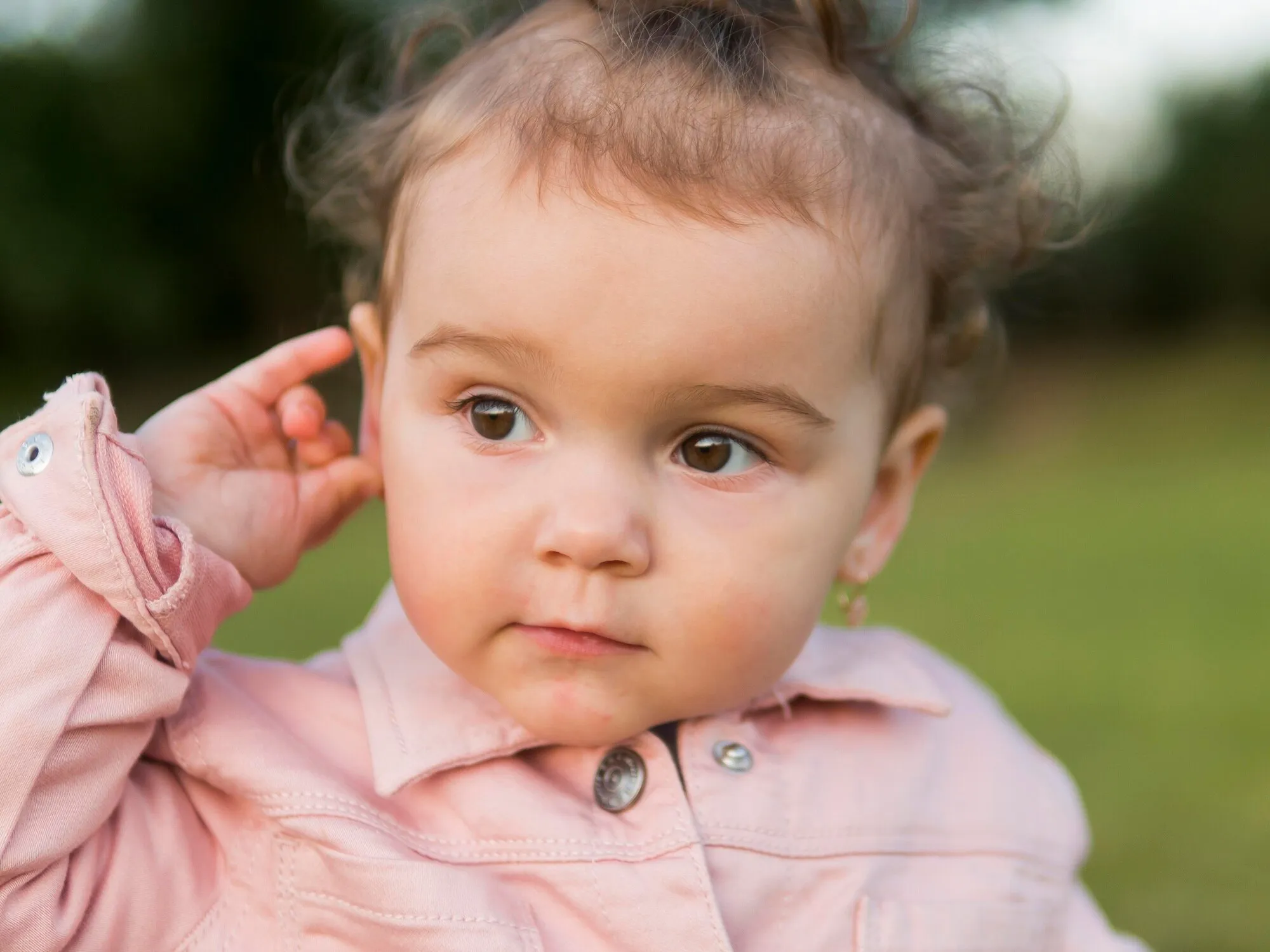 Педиатр объяснил родителям, до какого возраста детям нельзя прокалывать уши и почему