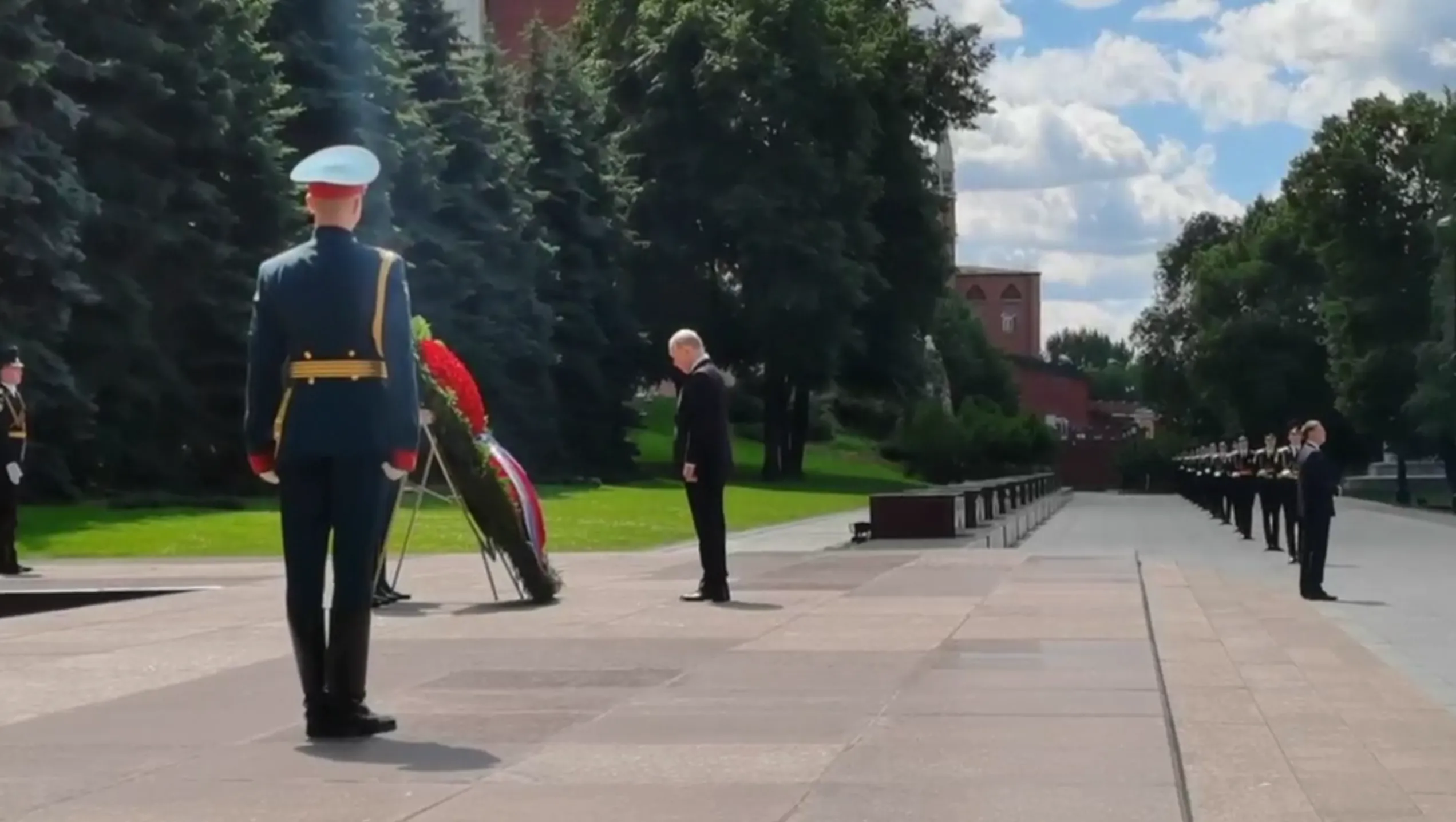 Путин возложил венок к Могиле Неизвестного Солдата у Кремлёвской стены