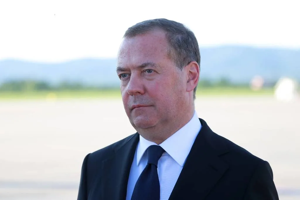 Медведев сравнил с мощной авиабомбой свой новый телеграм-канал на английском