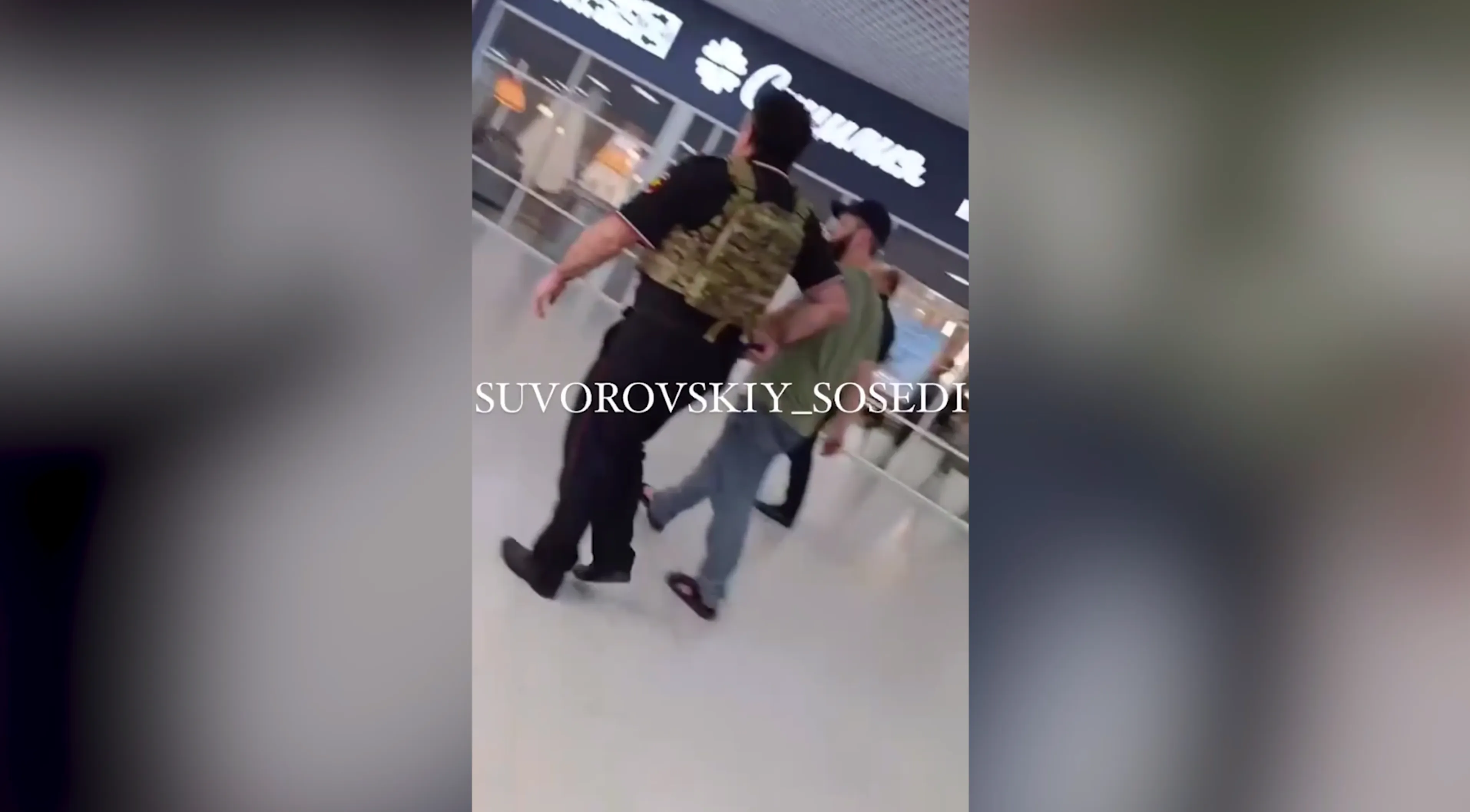 Вооружённый мужчина перепугал посетителей ТЦ в Ростове