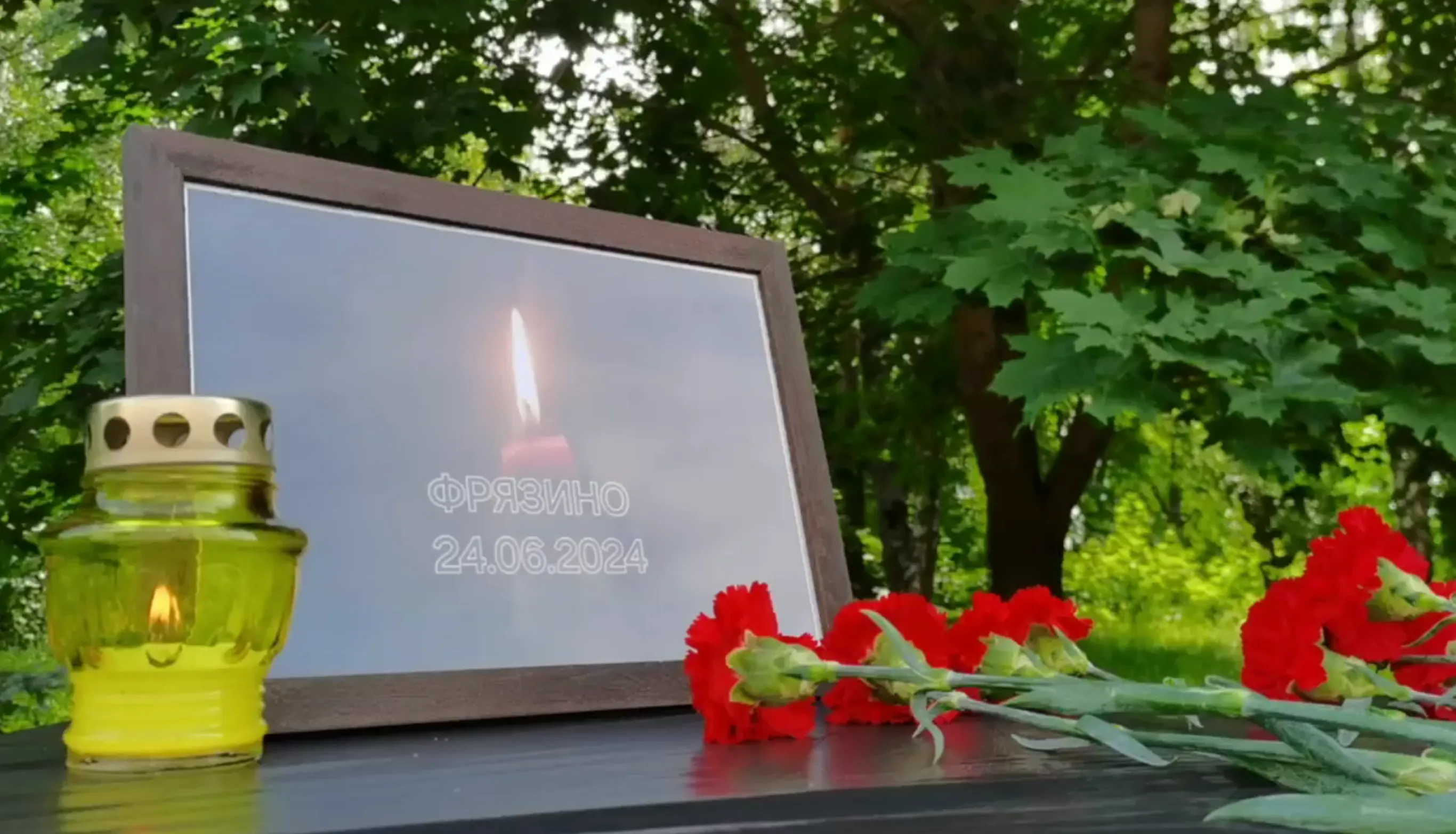 Люди несут цветы и свечи к месту пожара во Фрязине, где погибло 6 человек
