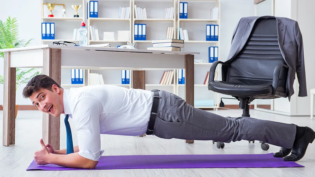 Пора размяться: 12 простых упражнений для спины, которые можно делать дома и в офисе