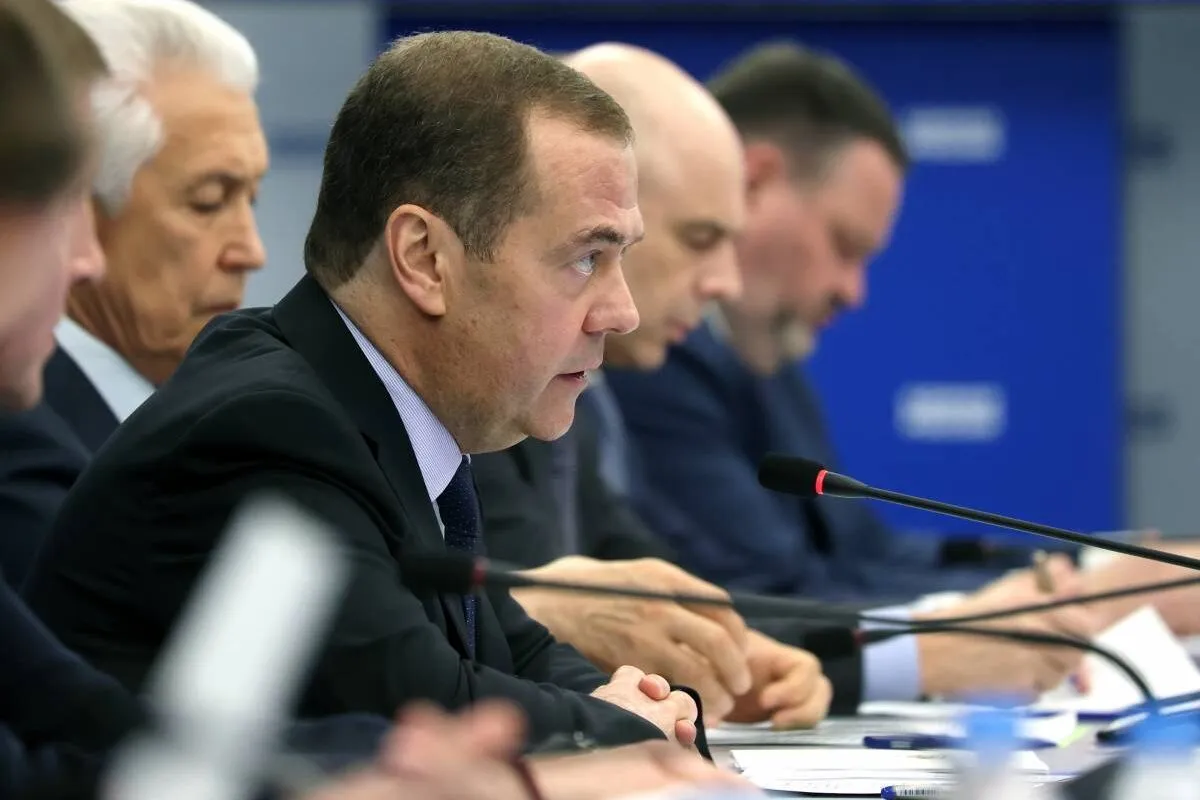 Медведев поручил "Единой России" следить за настроениями в обществе на фоне терактов
