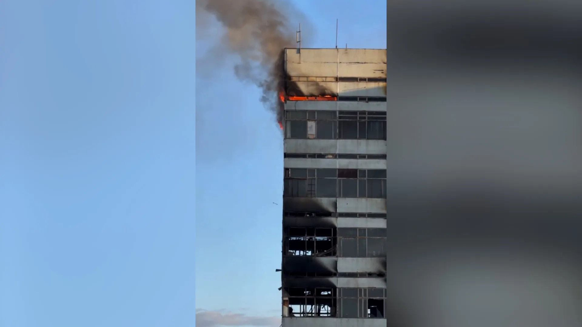 Есть угроза обрушения горящего бывшего здания НИИ 