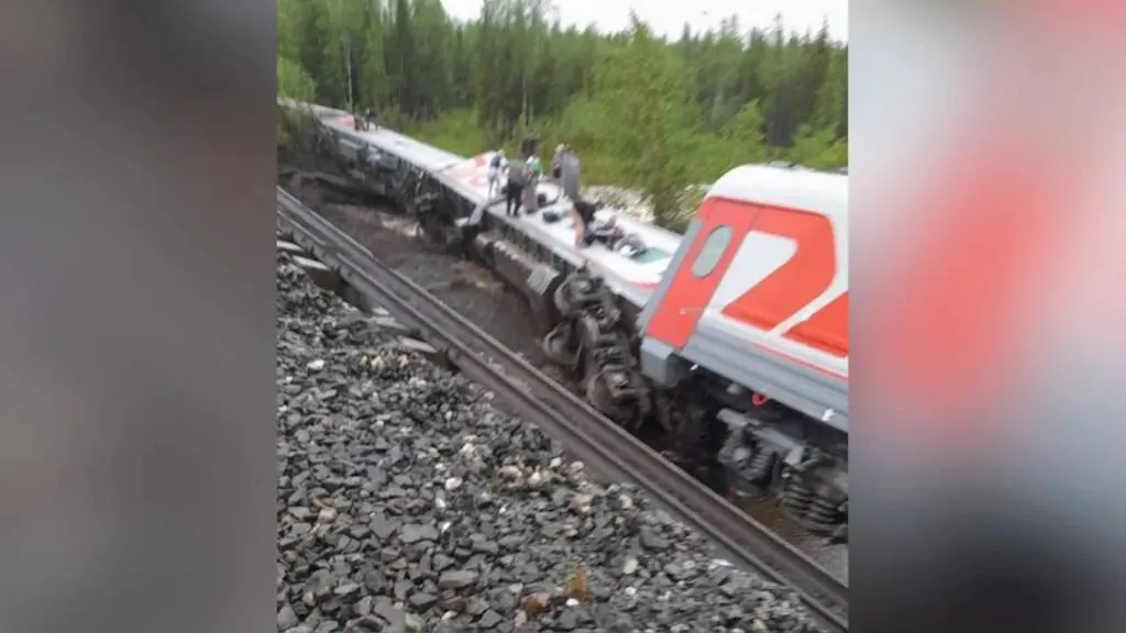 Девять вагонов поезда Воркута — Новороссийск сошли с рельсов в Коми