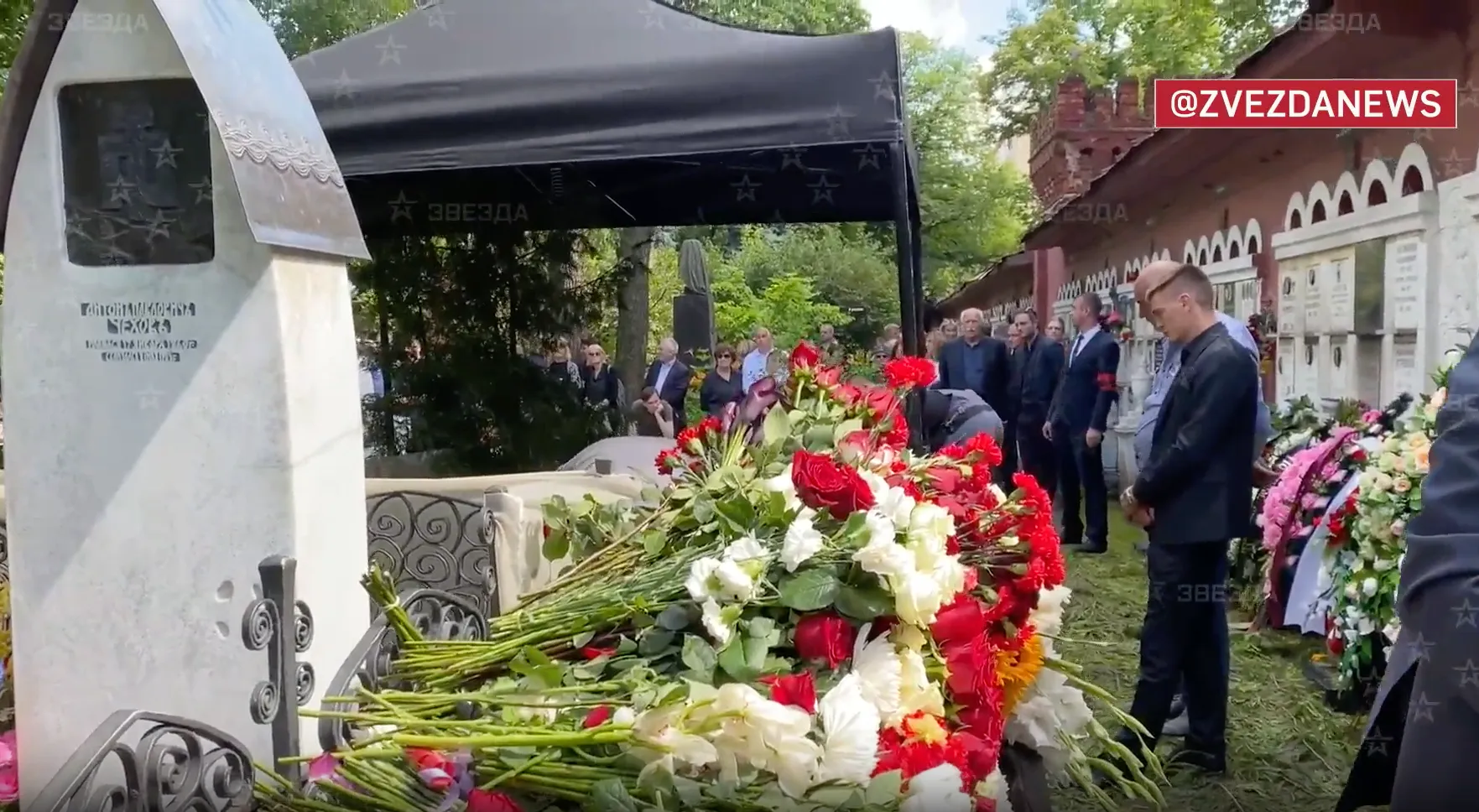 Легенду советского тенниса Дмитриеву похоронили рядом с Чеховым после звёздной церемонии