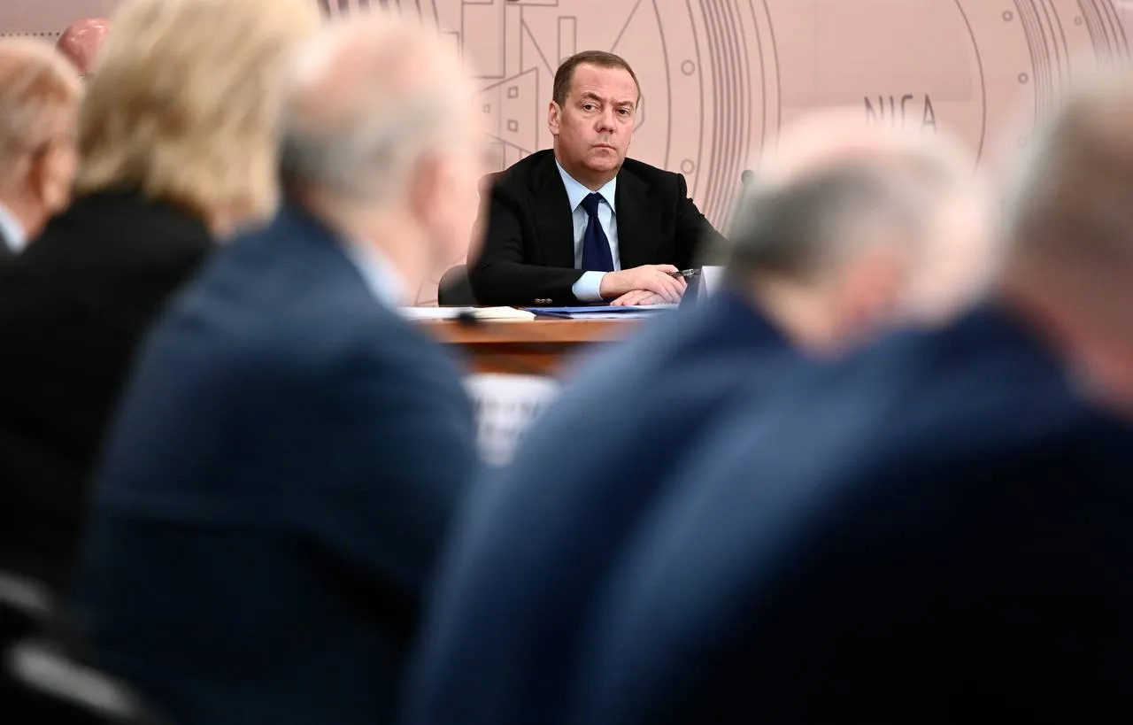 Медведев заявил, что хищение активов России приравнивается к объявлению войны