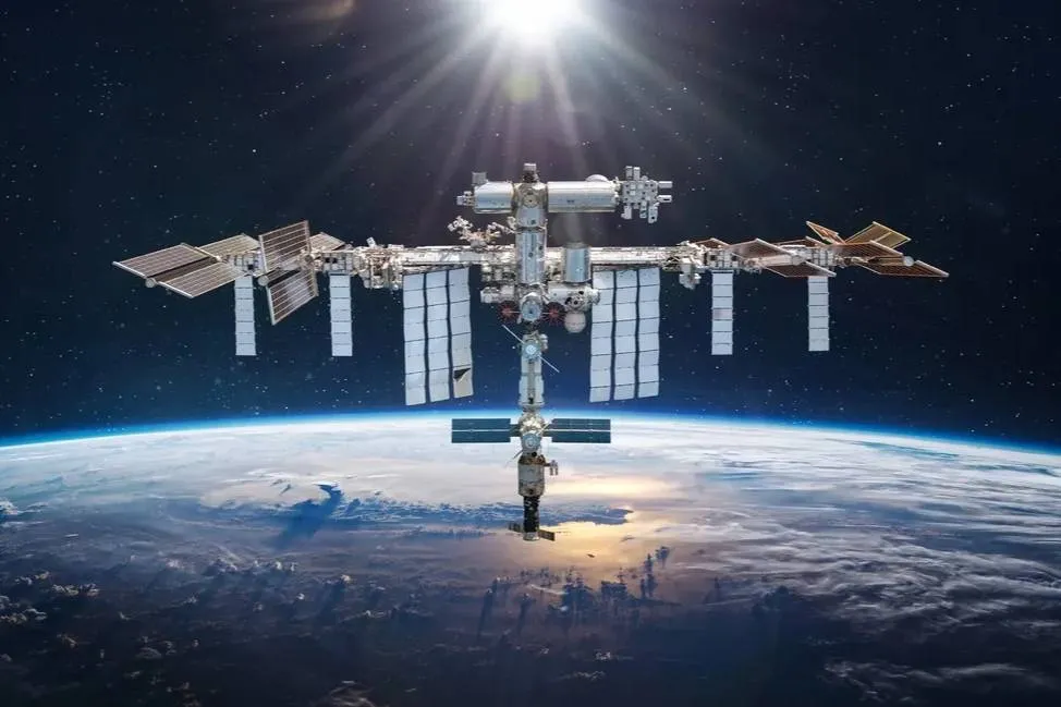 SpaceX создаст аппарат для спуска МКС на Землю