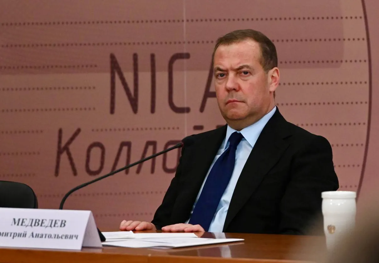 Медведев заявил, что США находятся в шаге от проигрыша в холодной войне