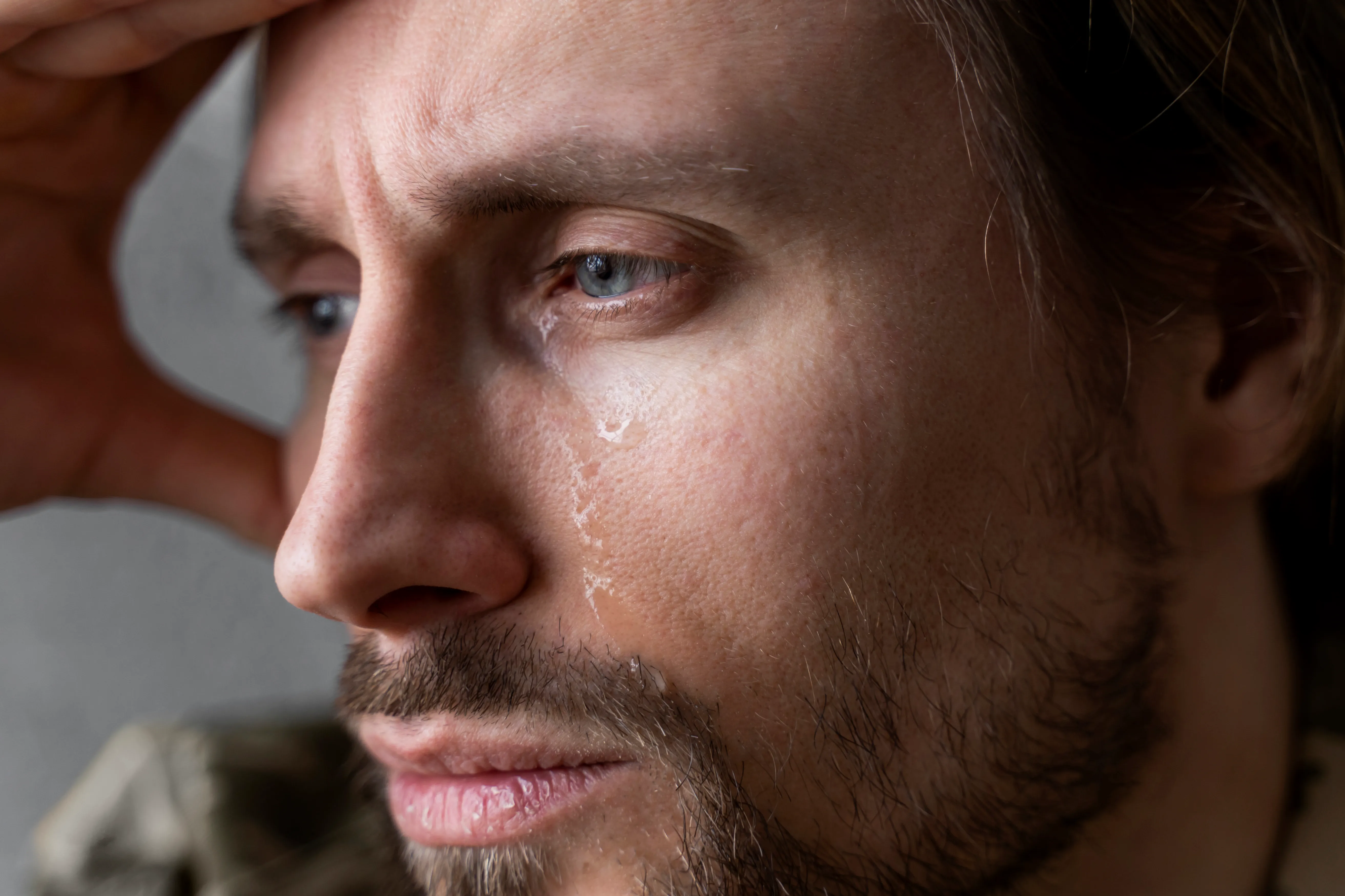 Психолог объяснил, почему вредно сдерживать слёзы, и призвал никогда этого не делать