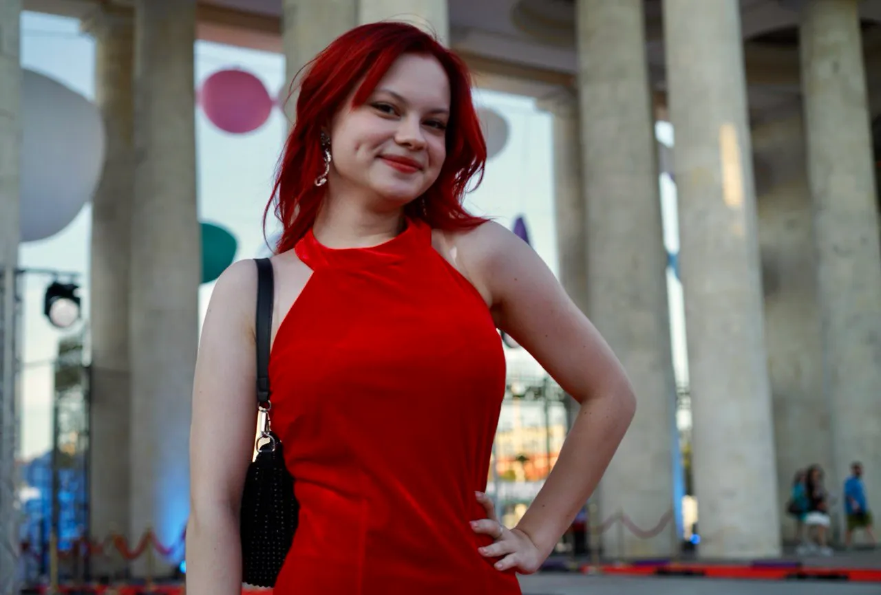 Life.ru посетил выпускной в Парке Горького, где московские школьники празднуют начало взрослой жизни