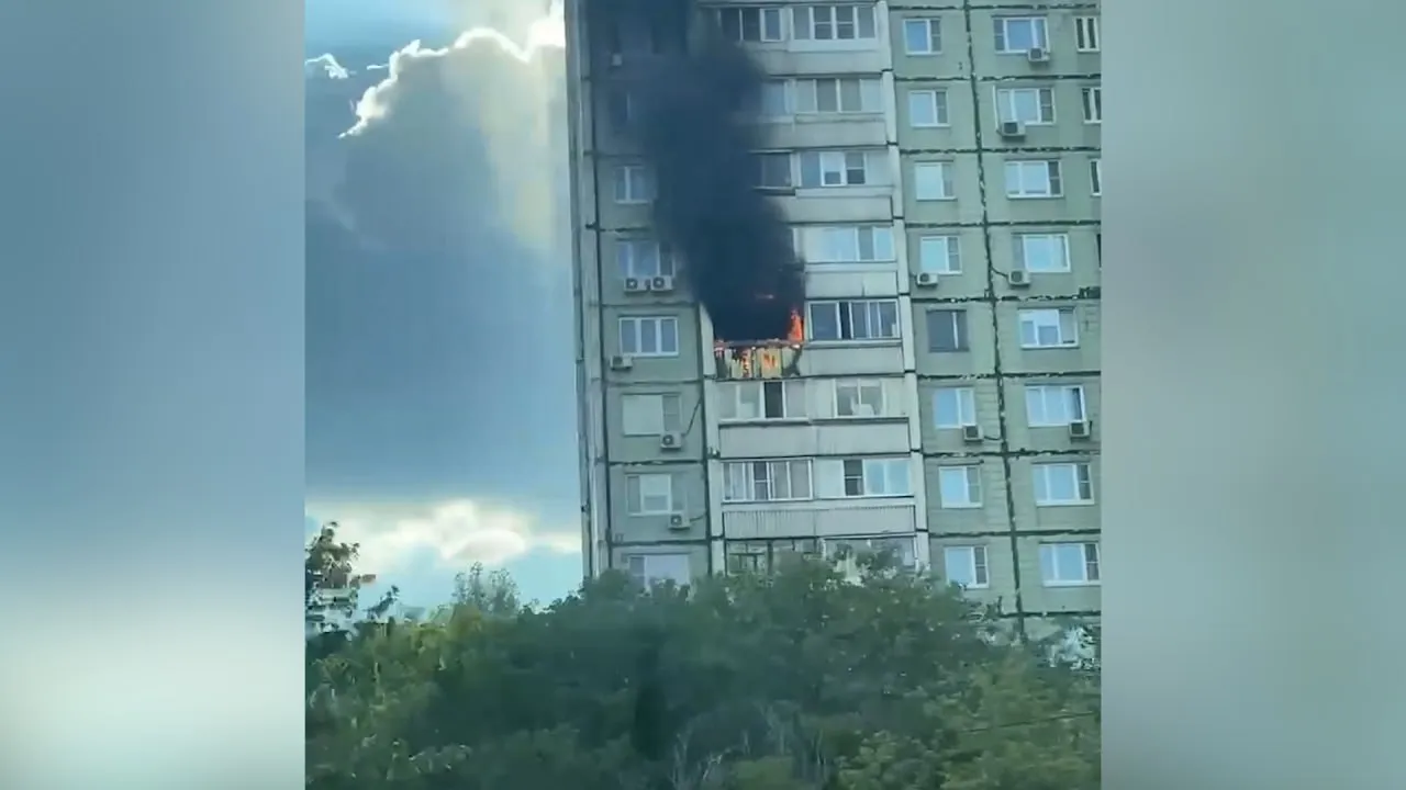 Едкое пламя окутало квартиру в 16-этажном доме на севере Москвы