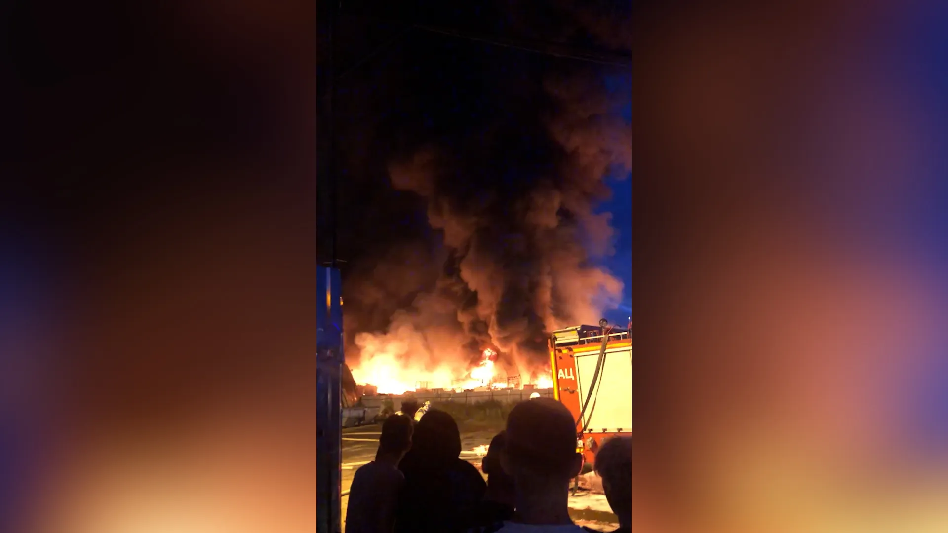 Пожар со взрывами бушует на производственной площадке в Нижнем Новгороде
