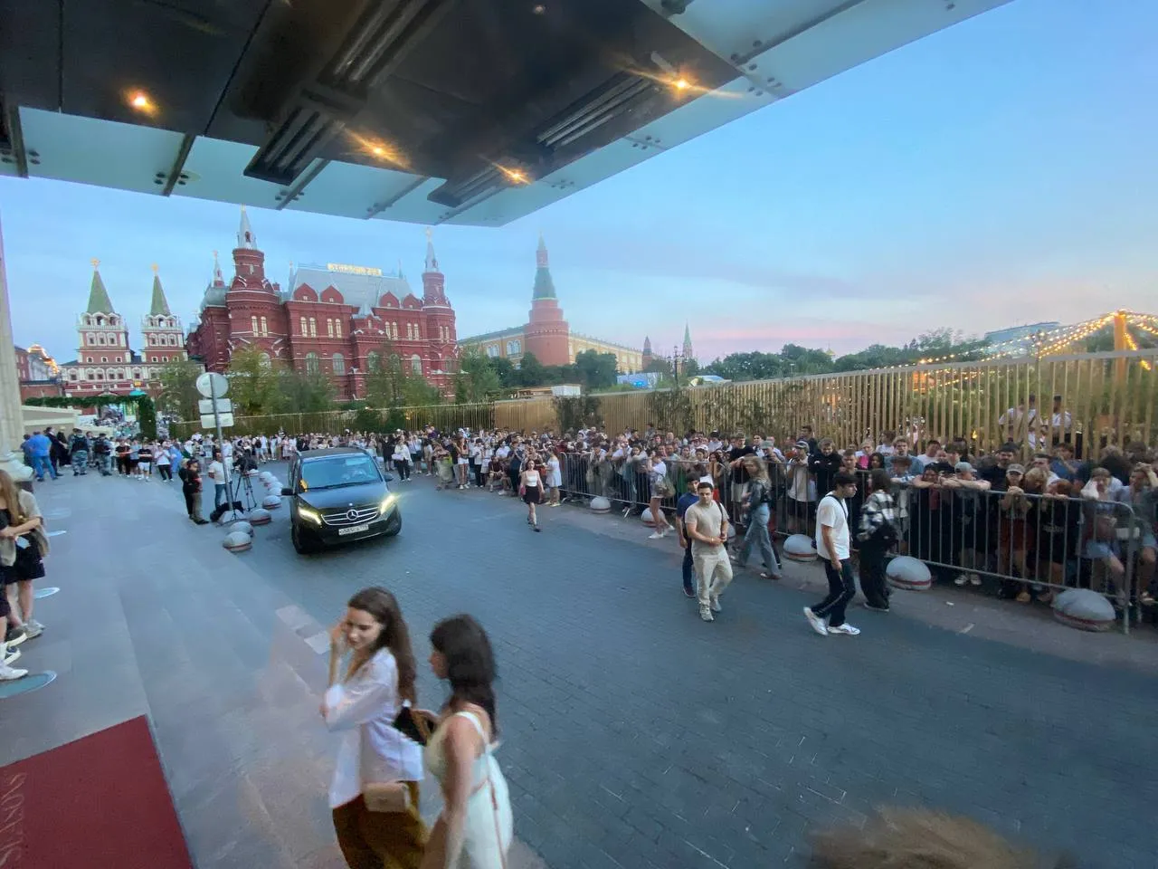 Толпы фанатов окружили отель Four Seasons в Москве, надеясь встретить Канье Уэста