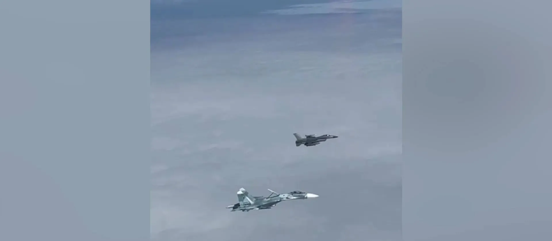 "Отошёл!": Российский Су-27 жёстко перехватил датский F-16 и попал на видео