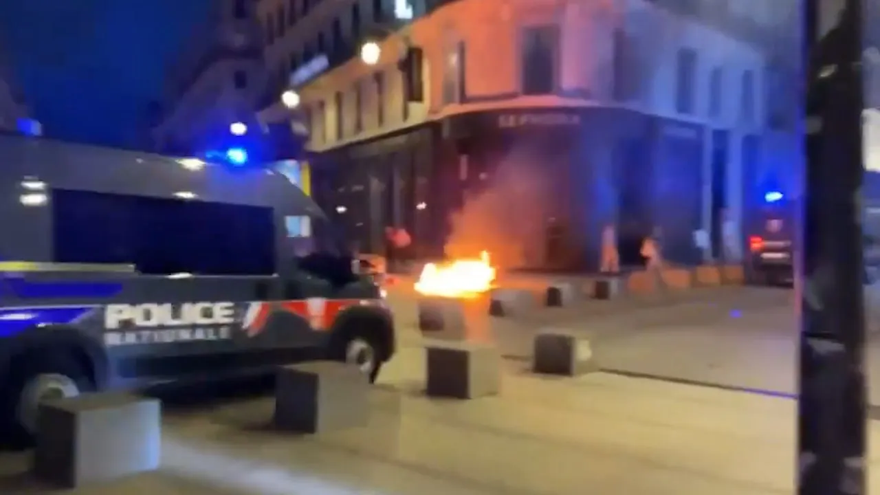 Полиция применила слезоточивый газ для разгона радикалов на митинге в Париже