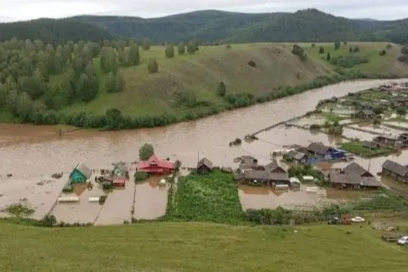 Вышедшая из берегов река топит село в Челябинской области
