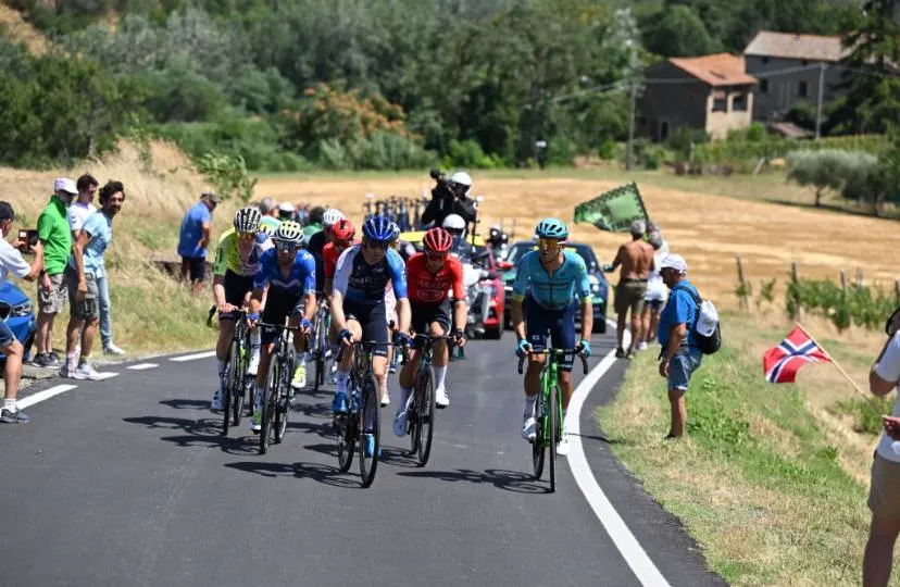 Велогонщик выбил телефон из рук болельщицы на этапе "Тур де Франс" в Италии