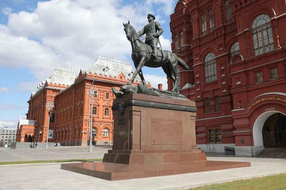 Две россиянки испортили памятник Жукову в Москве после звонка с Украины