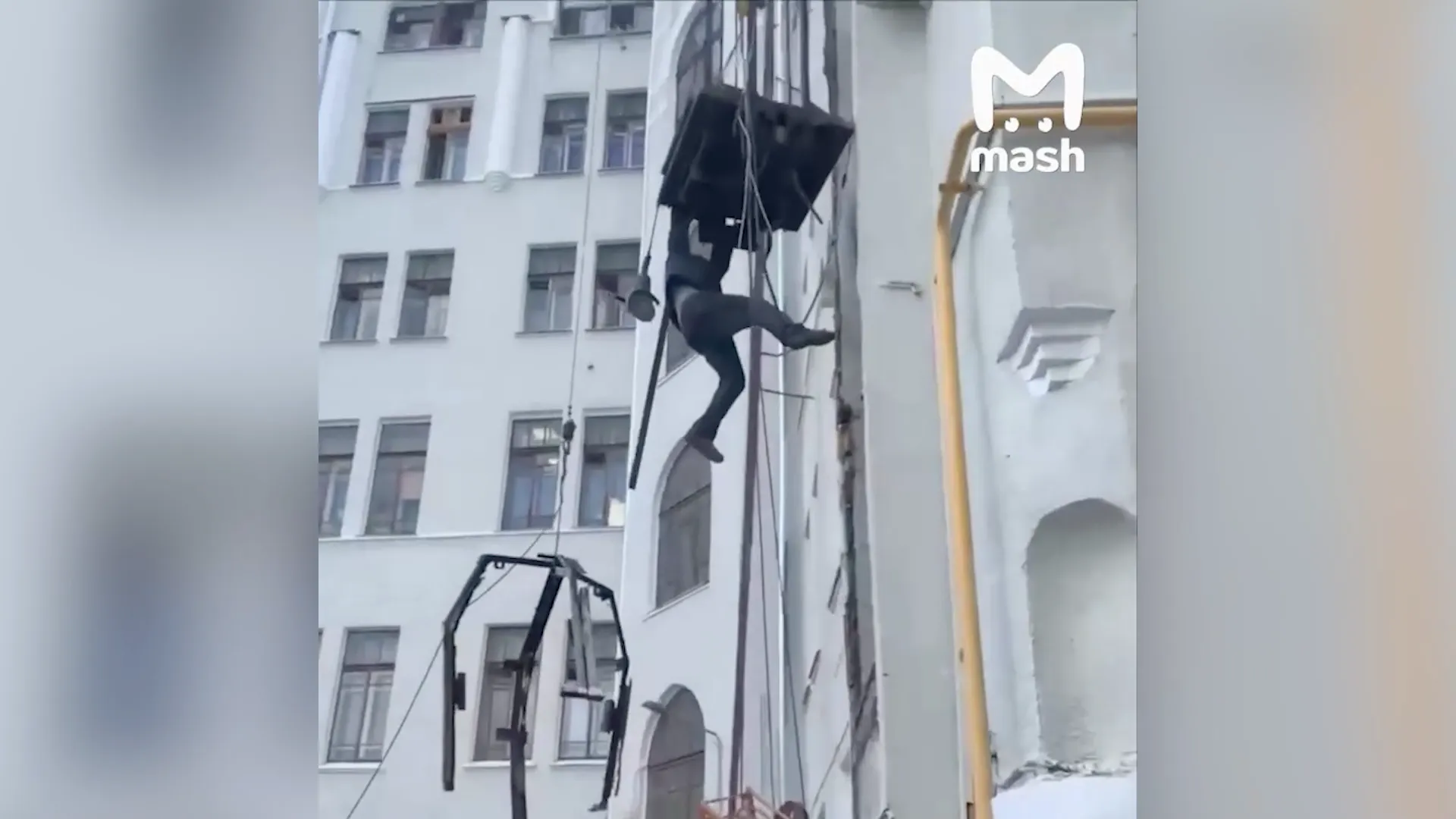 Шахта лифта обрушилась при ремонте дома в центре Москвы, есть пострадавший
