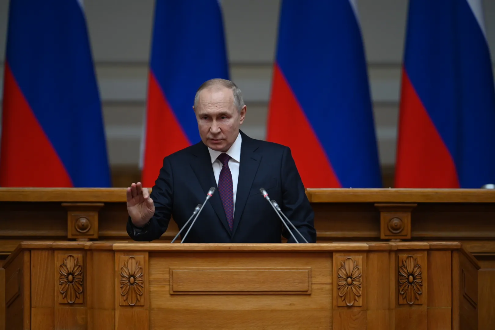 Путин заявил о мешающих России санкциях, но рассказал о борьбе с ними