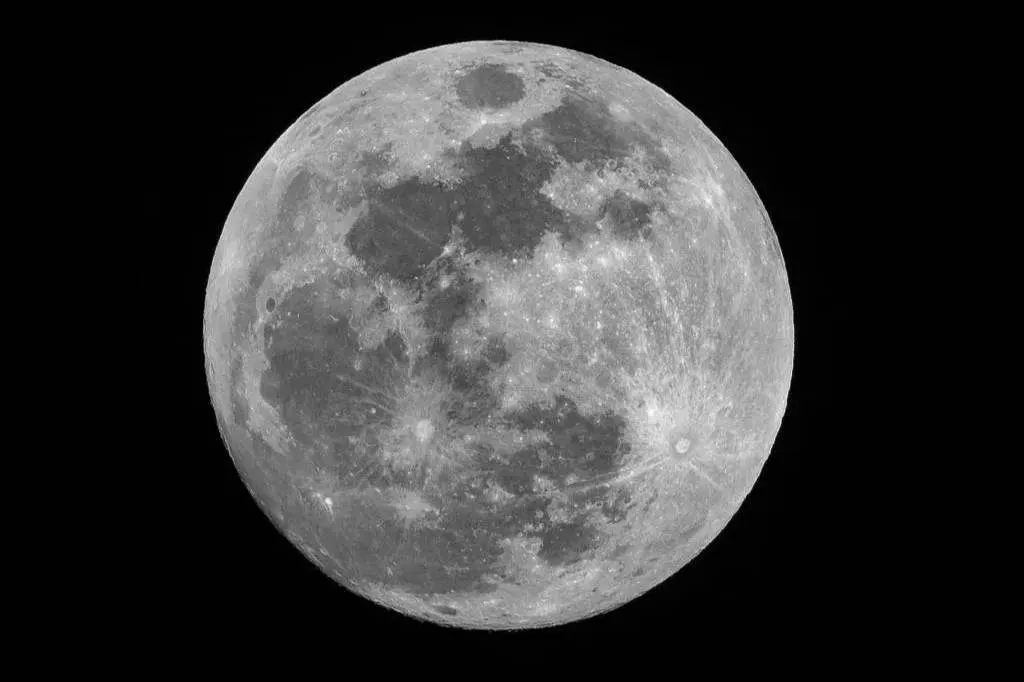 Международный астрономический союз назвал лунный кратер в честь российского учёного