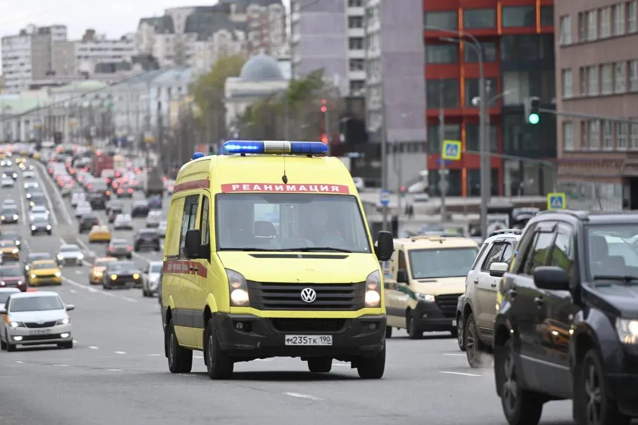 Один человек погиб при столкновении КамАЗа и микроавтобуса в Москве