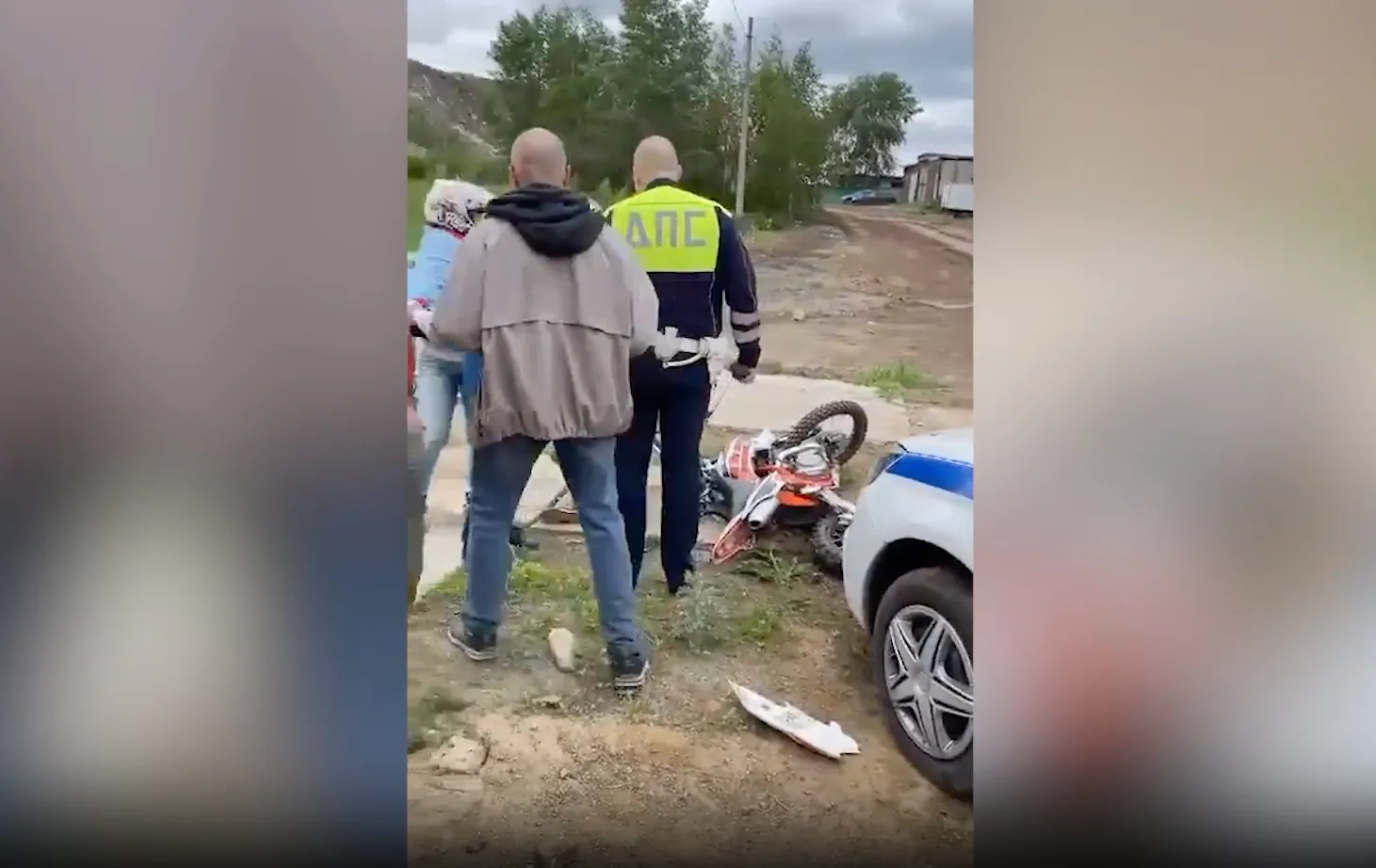 На Урале инспектор ДПС на служебной машине врезался в мотоцикл с двумя детьми