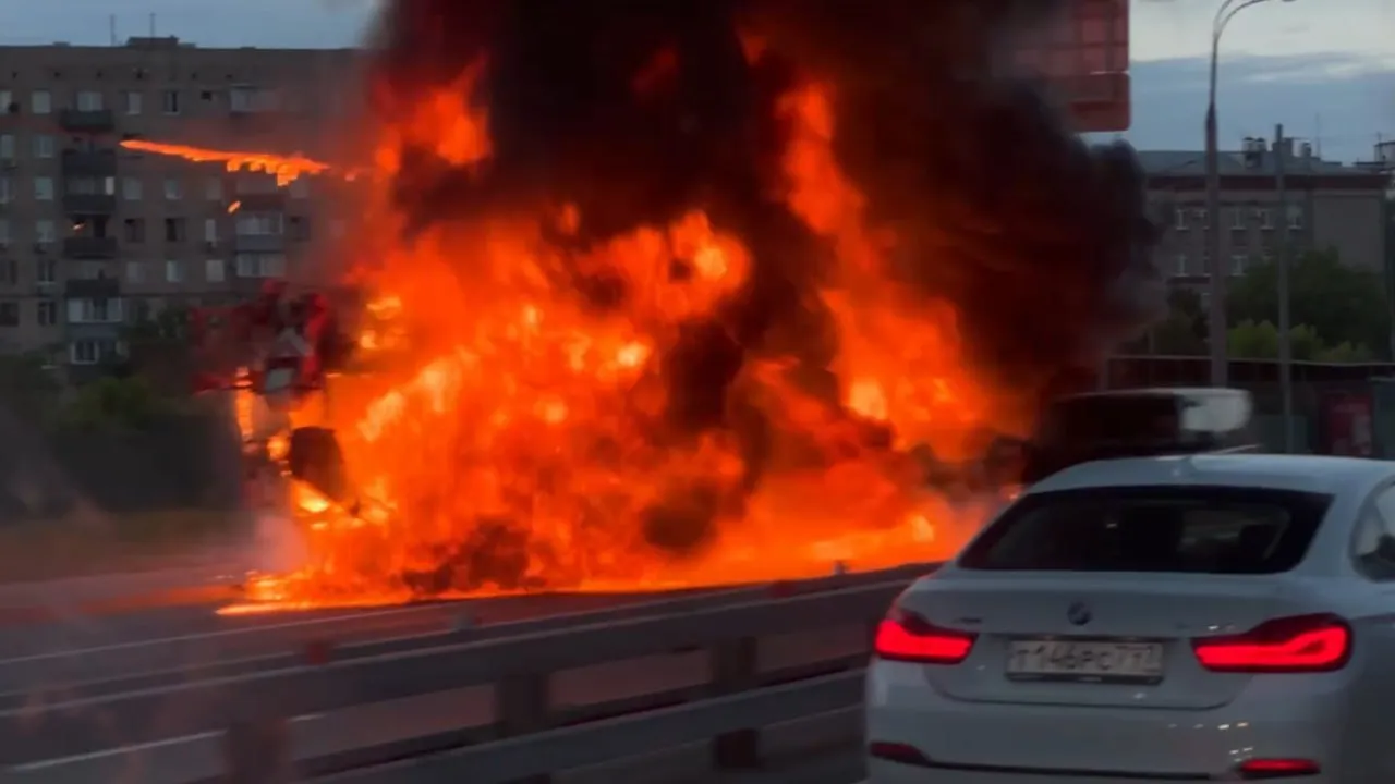 Автокран загорелся на ТТК в Москве