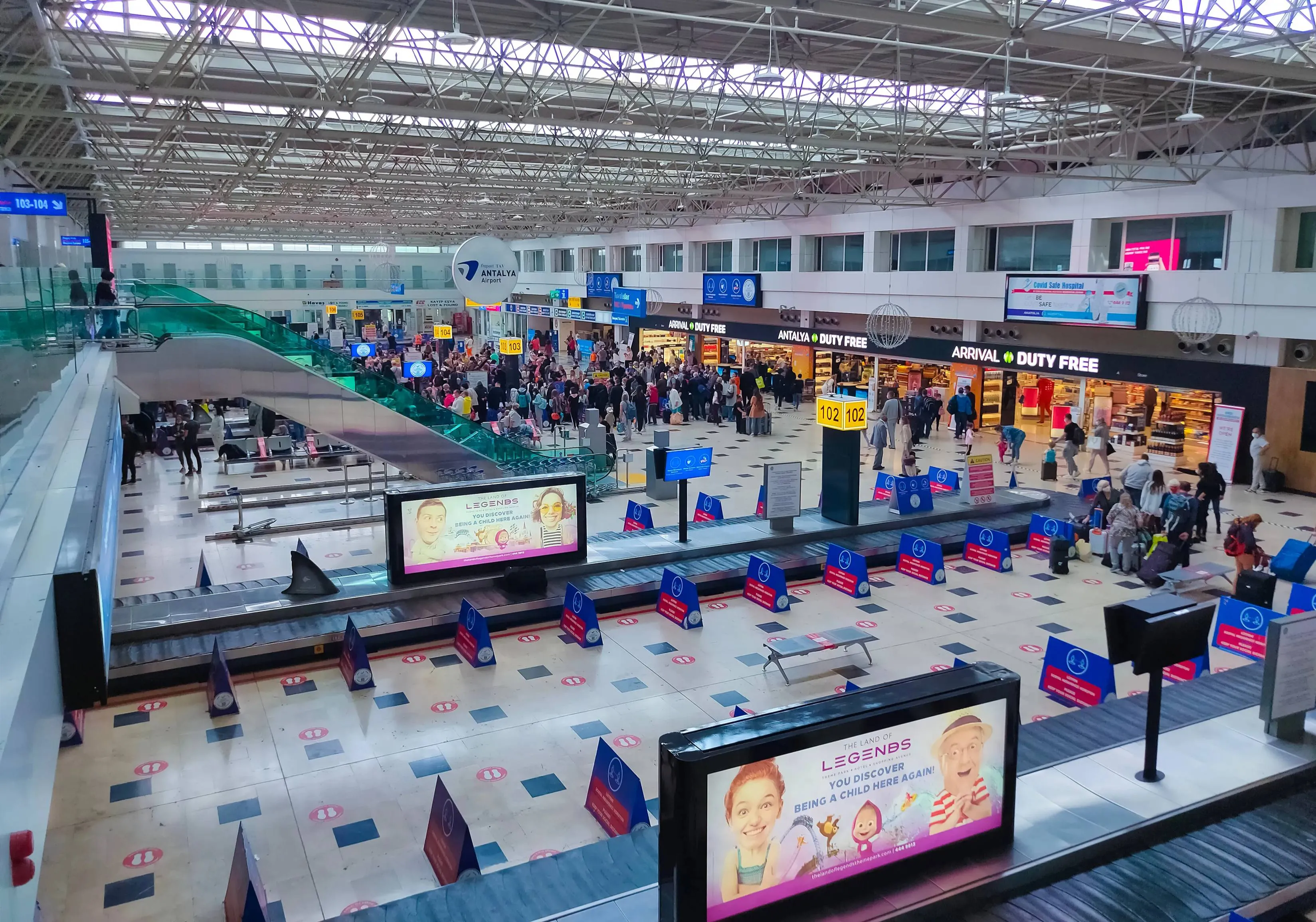 В аэропорту Антальи начали массово задерживать рейсы на фоне высокой нагрузки