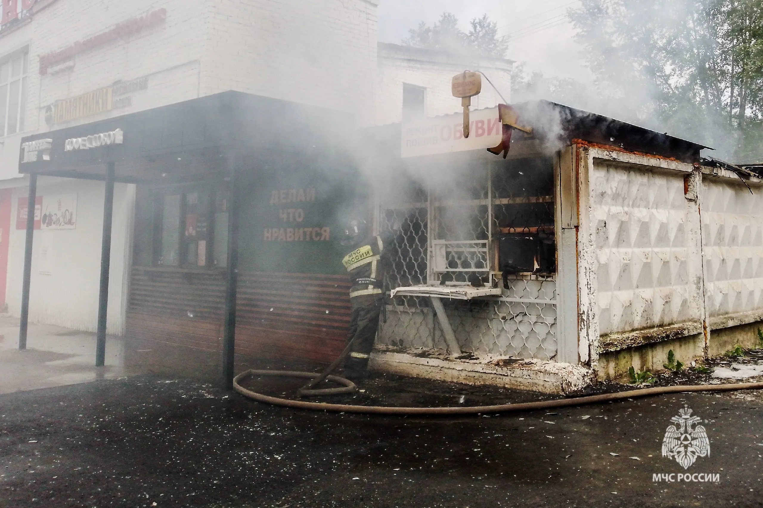 "Огонь отрезал выход": Пермяк через окно спас продавщицу из горящей кофейни