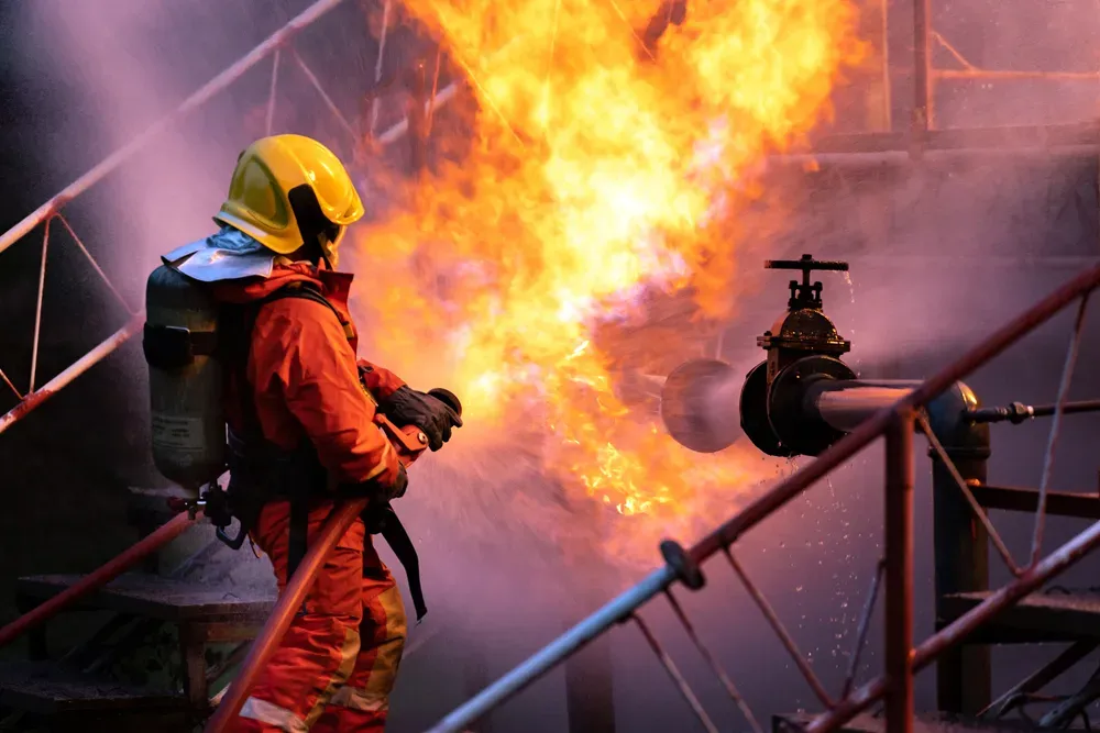 Под Волгоградом спустя сутки потушили пожар на нефтебазе после атаки БПЛА