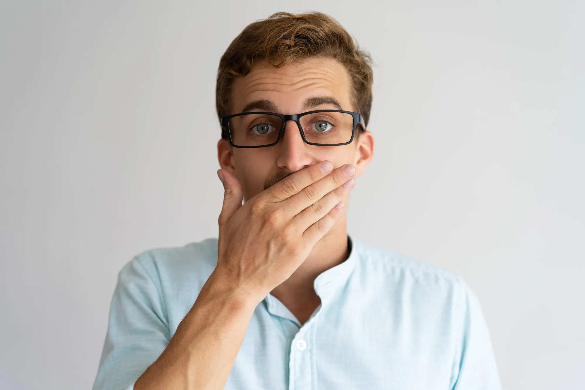 Названо 10 патологий, на которые указывает неприятный запах изо рта