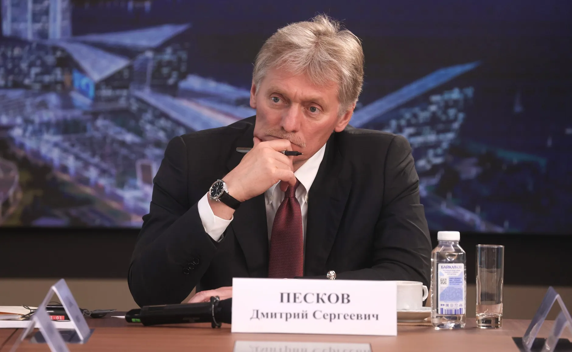 Песков заявил о возвращающихся атрибутах холодной войны в отношениях с Западом