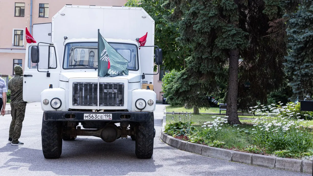 Бойцам СВО передали экспедиционный автобус с самоподкачивающимися колёсами
