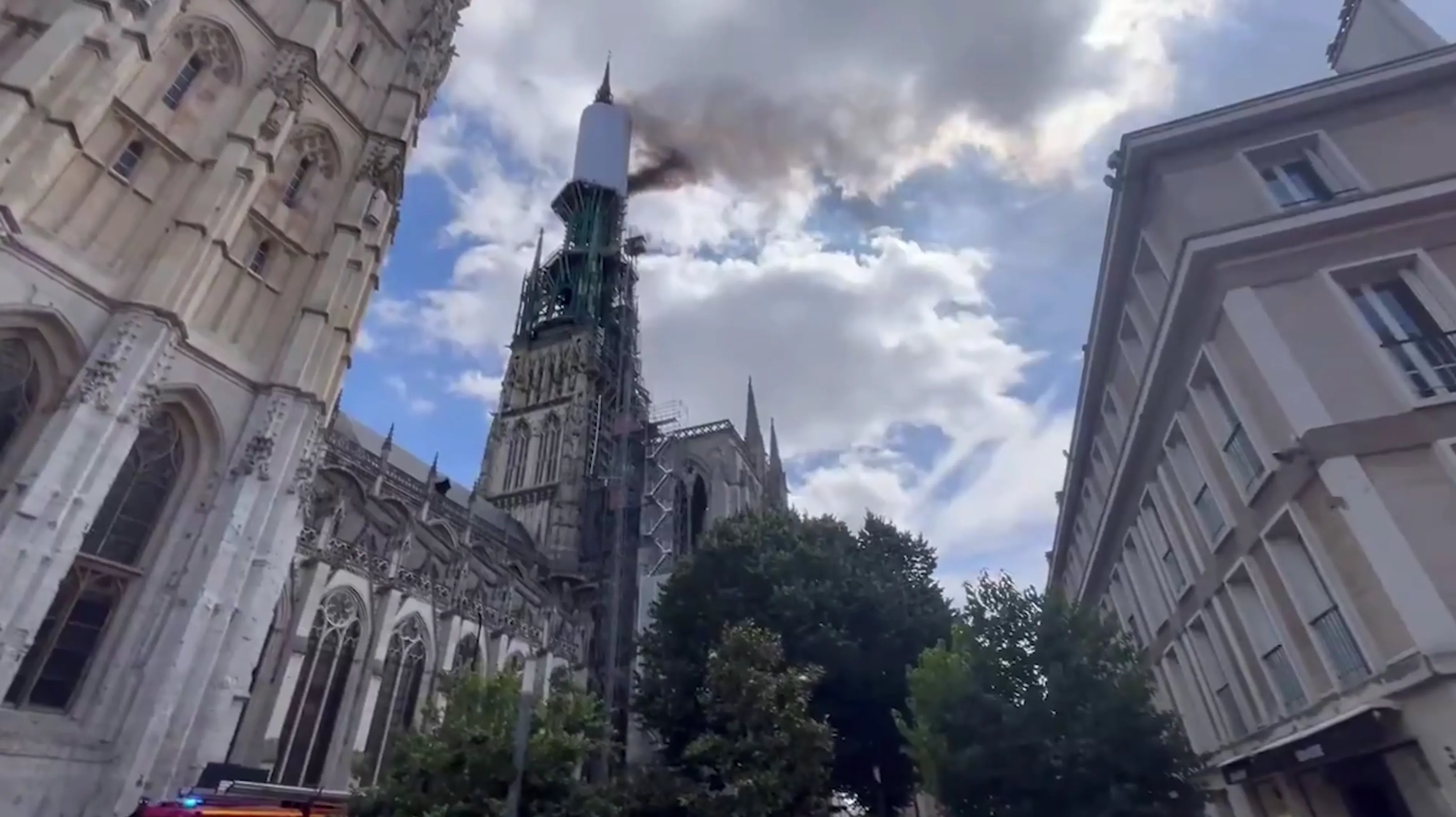 Второй Нотр-Дам: Шпиль знаменитого Руанского собора горит во Франции