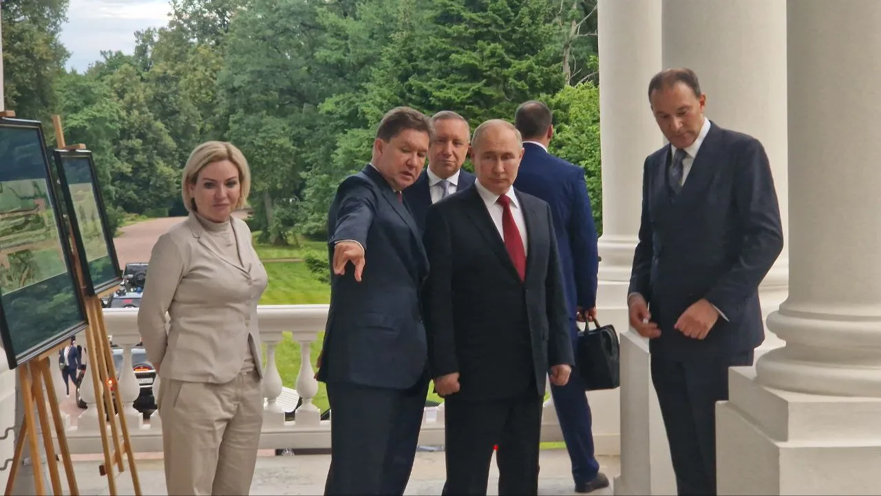 Путин посещает парк 